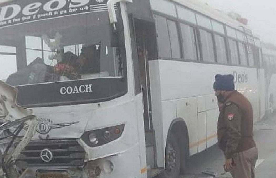 गाजियाबाद: ईस्टर्न पेरिफेरल एक्सप्रेस वे पर दर्दनाक हादसा! कोहरे के कारण टकराई 25 गाड़ियां, एक की मौत