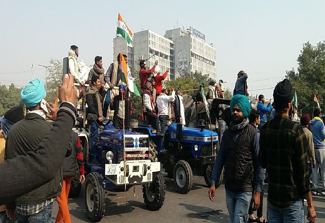 वीडियो: ITO पहुंची किसानों की ट्रैक्टर परेड, तितर बितर करने के लिए दागे जा रहे आंसू गैस के गोले