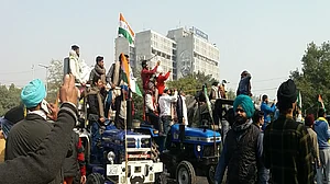 वीडियो: ITO पहुंची किसानों की ट्रैक्टर परेड, तितर बितर करने के लिए दागे जा रहे आंसू गैस के गोले