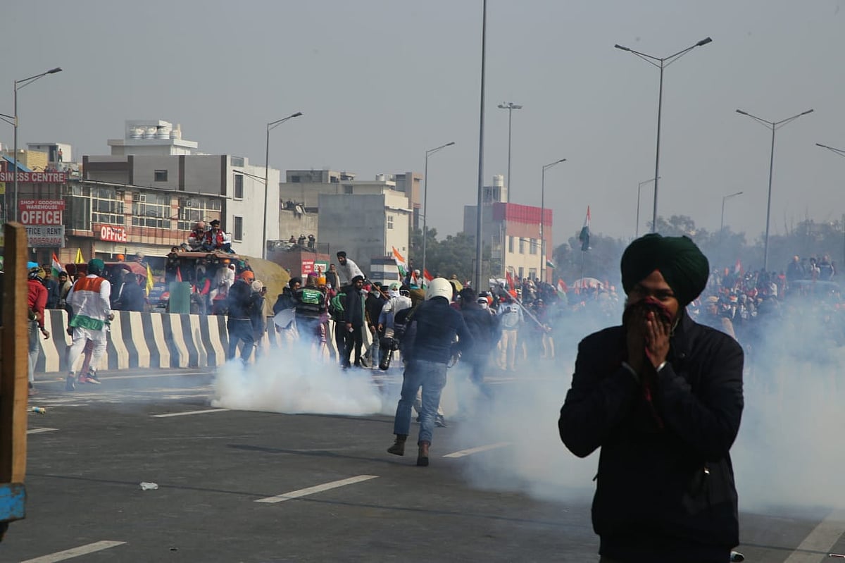 किसानों के ट्रैक्टर मार्च में भारी बवाल, पुलिस ने दागे आंसू गैस के गोले, तो बॉलीवुड डायरेक्टर ने ट्वीट कर कहा- यह...
