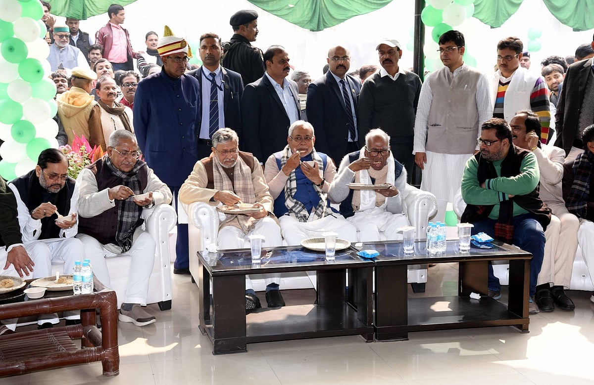 बिहार में मकर संक्रांति पर टूटी 26 साल पुरानी परंपरा, दही-चूड़ा भोज नहीं होने से फीकी रही ‘सियासी खिचड़ी’