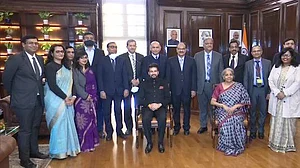 आकार पटेल का लेख: मोदी सरकार का 8वां बजट-क्या फिर नीतियों के बजाए करिश्मे के सहारे छोड़ दी जाएगी अर्थव्यवस्था