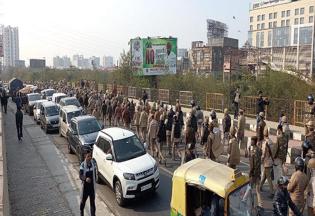 वीडियो: गाजीपुर बॉर्डर पर किसानों का धरना जारी, भारी तादाद में पुलिस और अर्धसैनिक बलों की मौजूदगी