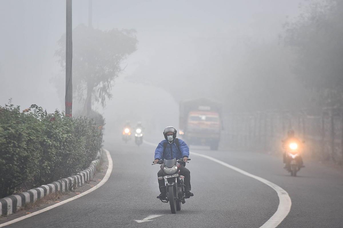 दिल्ली-NCR में सर्दी, कोहरा और प्रदूषण की तिहरी मार, जनजीवन बुरी तरह प्रभावित, येलो अलर्ट जारी