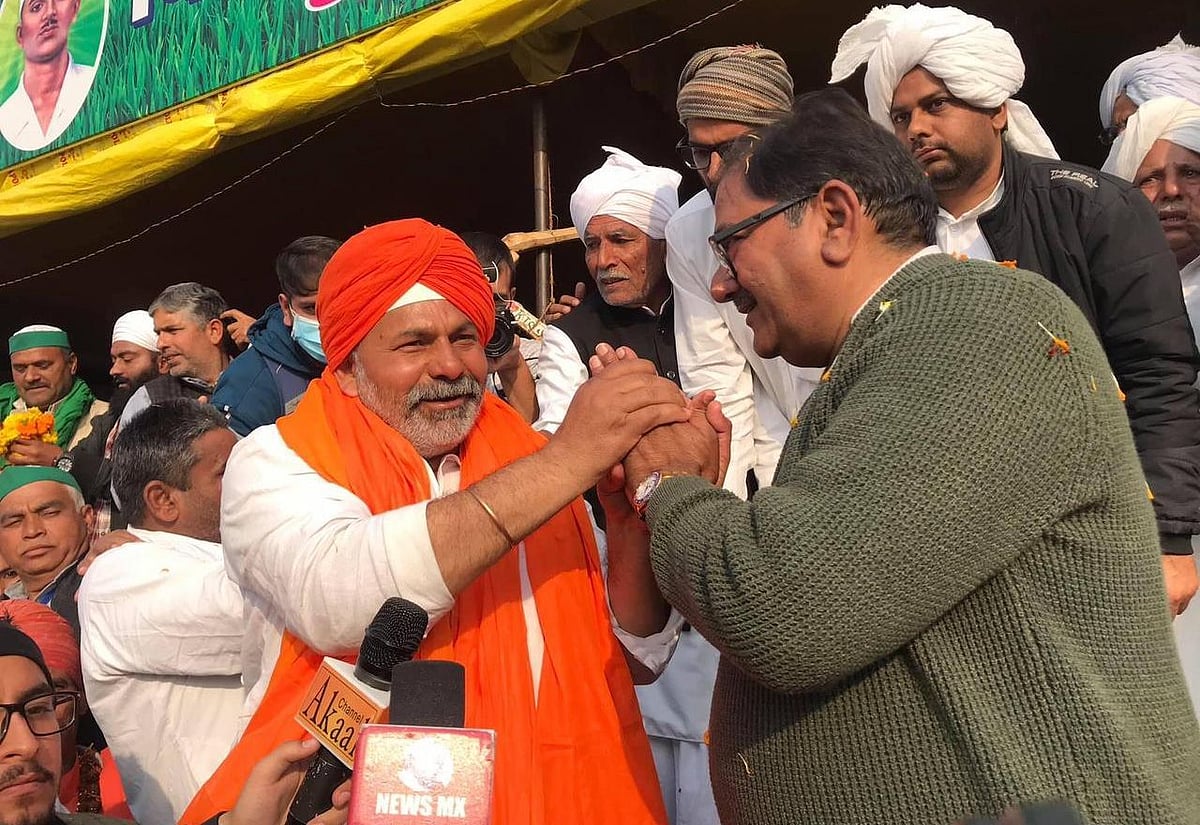 राकेश टिकैत से मिलने पहुंचे अभय चौटाला, बोले- आंदोलन कुचलने की चेष्‍टा हुई तो तख्ता पलट देगा देश का किसान   