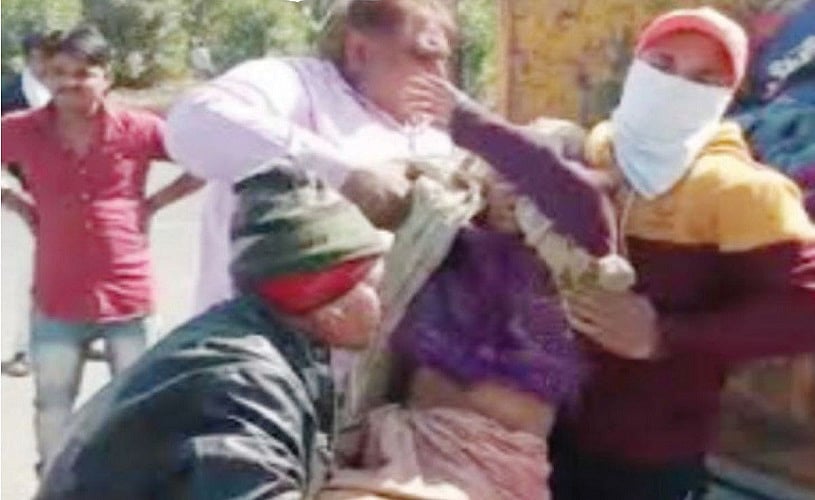 मध्य प्रदेश के इंदौर नगर निगम की शर्मनाक करतूत, बेसहारा बुजुर्गों को कचरा गाड़ी में ठूंसकर शहर से बाहर फेंका