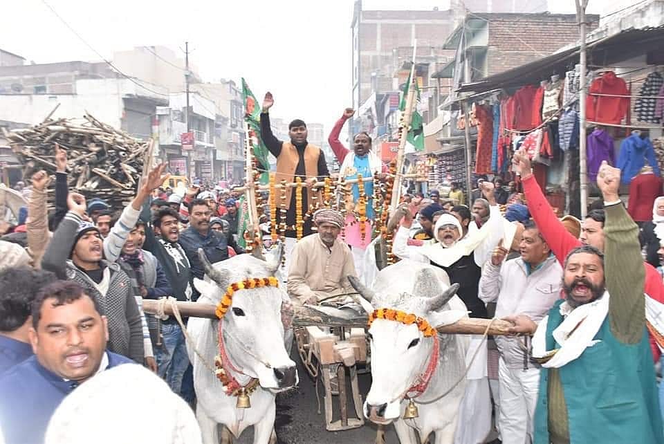 बिहारः किसानों के समर्थन में विपक्ष ने बनाई मानव श्रंखला, रोटियों की माला पहन  बैलगाड़ी से पहुंचे पूर्व मंत्री