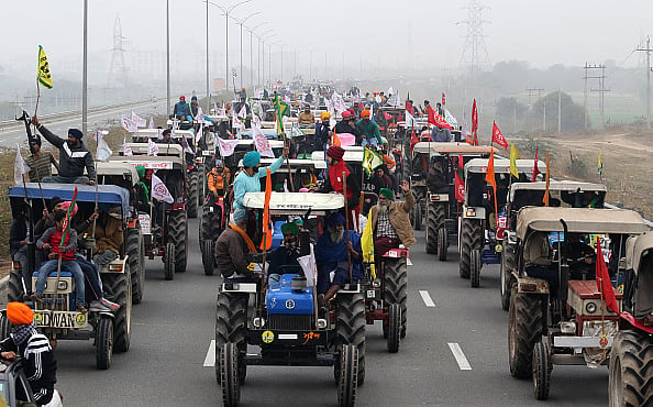 किसानों ने ट्रैक्टर मार्च निकाल सरकार को दिखाया ट्रेलर, बोले- नहीं मानी तो 2024 तक डटे रहने को तैयार
