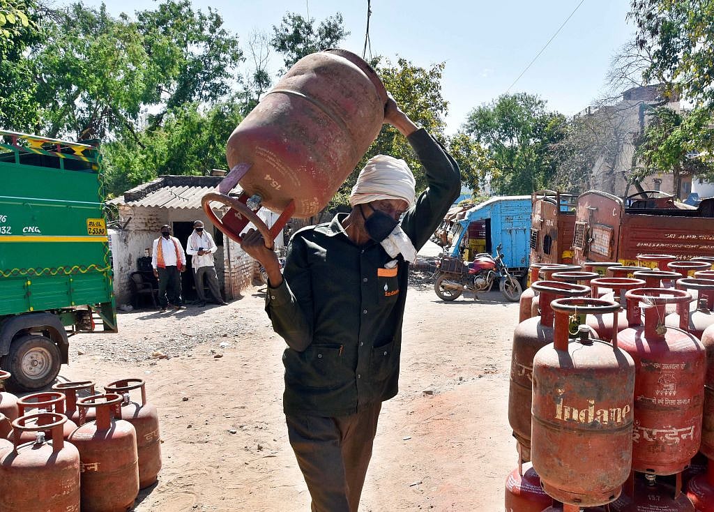 महिलाओं को नहीं मिली रही उज्ज्वला गैस की सब्सिडी, दाम भी बढ़े, सिलेंडर बेचने को हो रहीं मजबूर!