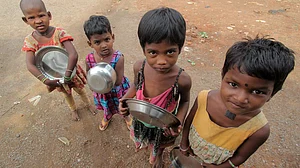 आकार पटेल का लेख: योजनाओं की गुत्थम-गुत्था कर सरकार ने बाल स्वास्थ्य और विकास के बजट पर चला दी कैंची