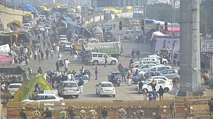 दिल्ली: सिंघु बॉर्डर पर युवक की बेरहमी से हत्या, मंच के पास हाथ काटकर शव बैरिकेड से लटकाया!
