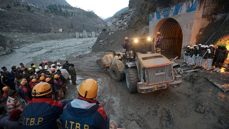 उत्तराखंड: तपोवन की सुरंग में जिंदगियां बचाने की 'जंग' जारी, ITBP के साथ अब मरीन कमांडो ने संभाला मोर्चा!  