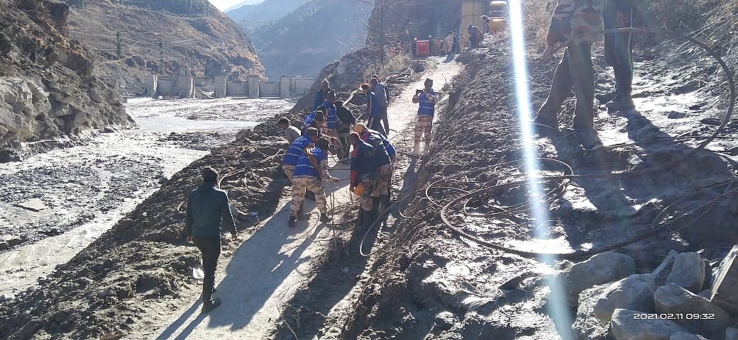 चमोली त्रासदी:  संपर्क से कटे 13 गांवों को जोड़ने के लिए 'झूला ब्रिज', लोगों तक पहुंचाया गया राहत सामग्री