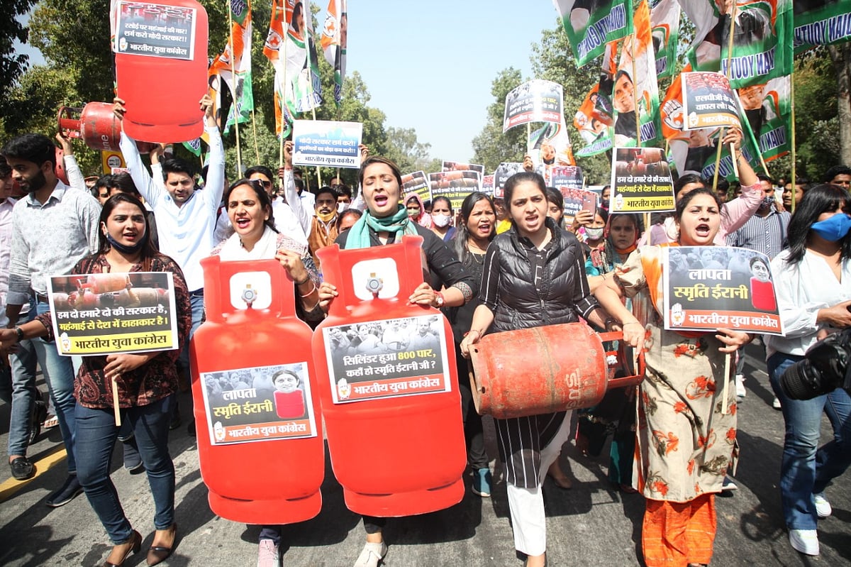 यूथ कांग्रेस ने स्मृति ईरानी के आवास पर किया प्रदर्शन, पेट्रोल-डीजल की बढ़ती कीमतों के खिलाफ बोला हल्ला
