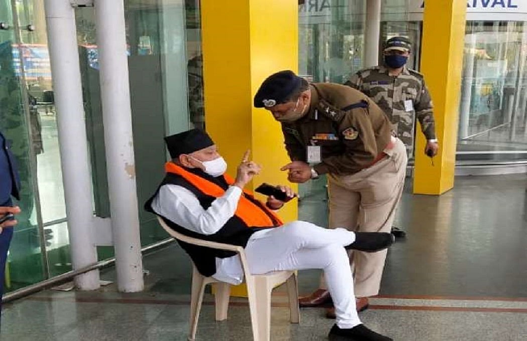 लखनऊ एयरपोर्ट पर PM के भाई का हाई वोल्टेज ड्रामा! समर्थकों को हिरासत में लेने पर धरने पर बैठे प्रह्लाद मोदी