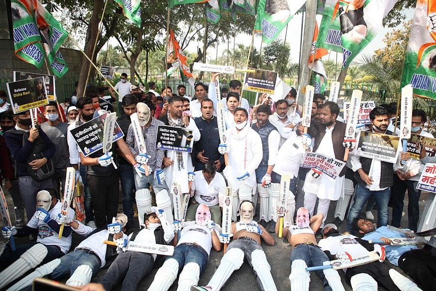 बढ़ती मंहगाई के खिलाफ सड़क पर उतरी यूथ कांग्रेस, दिशा रवि की गिरफ्तारी का भी किया विरोध