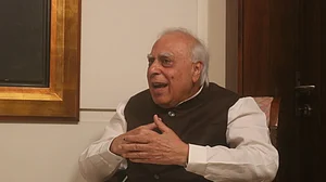 देश की संपत्ति चार-पांच लोगों को सौंप रही सरकार, अब कोई बहाना नहीं चलेगा, आप 6 साल से सत्ता में हैं: कपिल सिब्बल