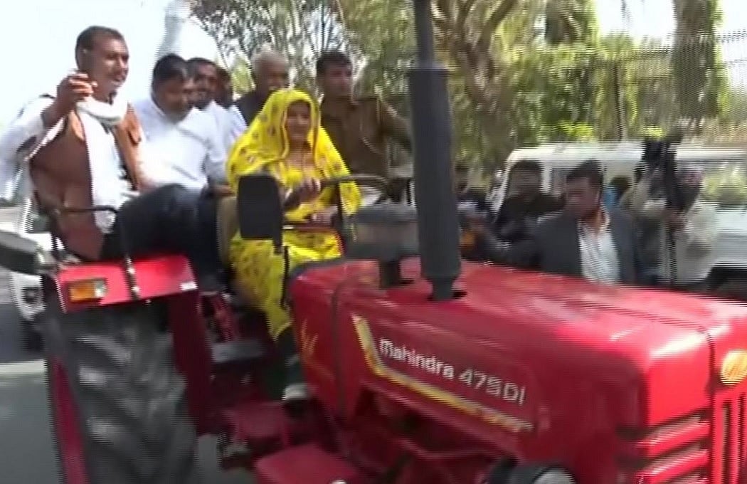 राजस्थान: किसानों के समर्थन में ट्रैक्टर चलाकर  विधानसभा पहुंचीं विधायक इंदिरा मीणा, देखें वीडियो