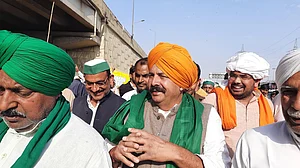 गाजीपुर बॉर्डर पर डटे किसानों से मिलने पहुंचे नरेश टिकैत, बोले- यही सरकार रही तो हमारी जमीन भी नहीं बचेगी