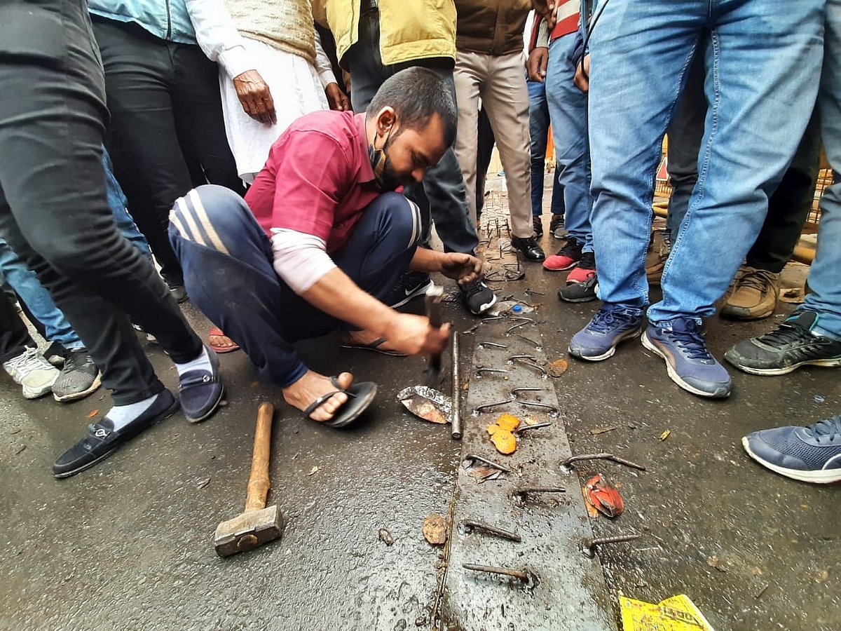 गाजीपुर बॉर्डर से कीलें हटाने को लेकर दिल्ली पुलिस का चौंकाने वाला बयान, कहा- इसका इस्तेमाल होगा लेकिन...