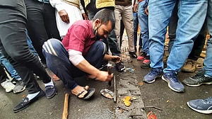 गाजीपुर बॉर्डर से कीलें हटाने को लेकर दिल्ली पुलिस का चौंकाने वाला बयान, कहा- इसका इस्तेमाल होगा लेकिन...