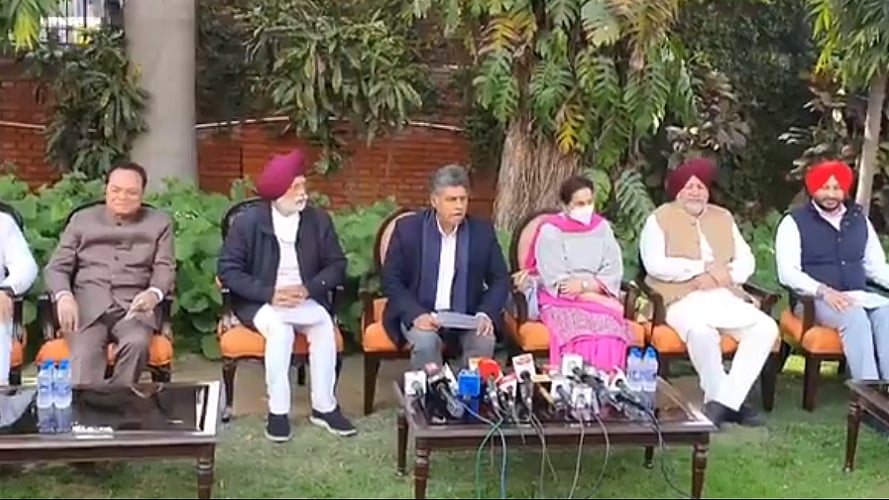 फोटोः @ManishTewari