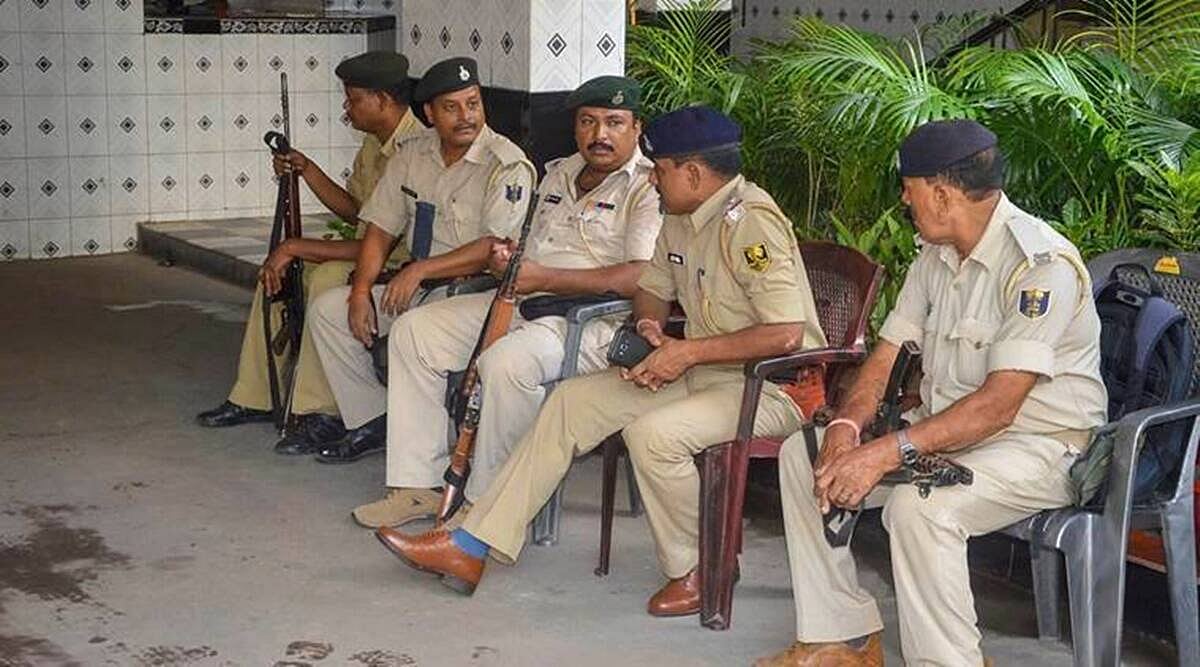 बिहार में शराब तस्करों का आतंक! छापेमारी करने गई पुलिस पर फायरिंग, दारोगा की मौत, चौकीदार की हालत गंभीर