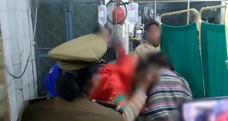 UP के शाहजहांपुर में हाईवे किनारे अधजली अवस्था में मिली चिन्मयानंद के कॉलेज की छात्रा, बोली- उसके साथ वास्तव में...