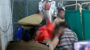 UP के शाहजहांपुर में हाईवे किनारे अधजली अवस्था में मिली चिन्मयानंद के कॉलेज की छात्रा, बोली- उसके साथ वास्तव में...
