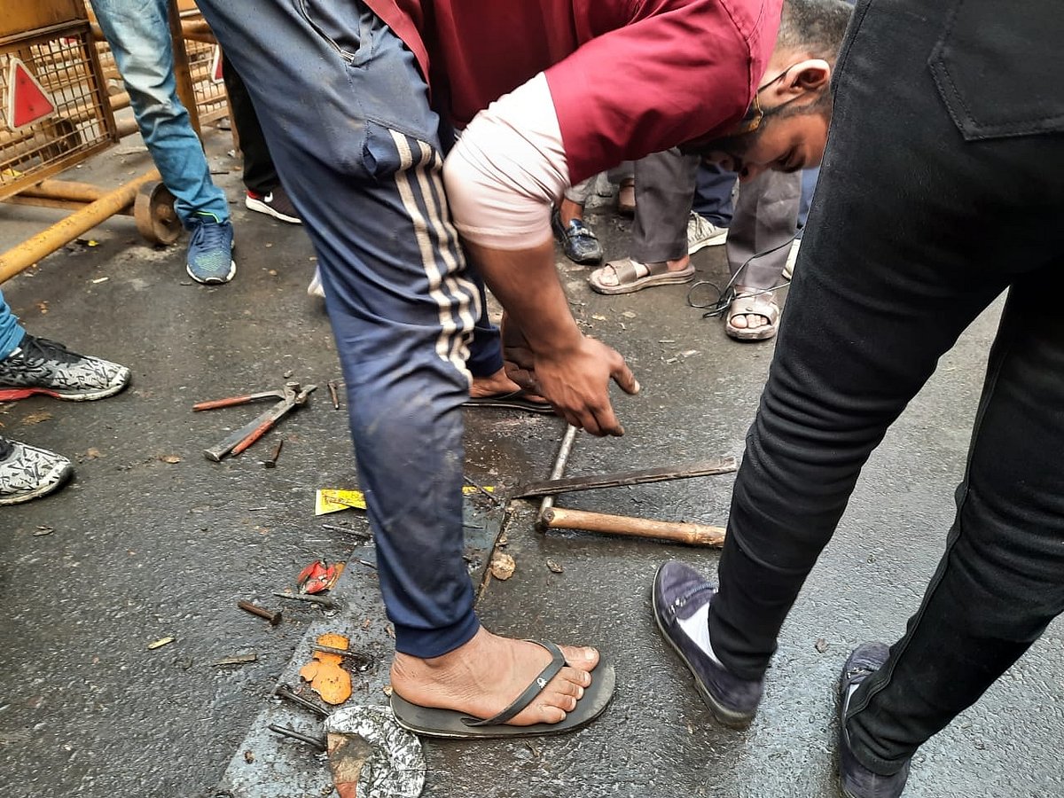 गाजीपुर बॉर्डर से कीलें हटाने को लेकर दिल्ली पुलिस का चौंकाने वाला बयान, कहा- इसका इस्तेमाल होगा लेकिन...