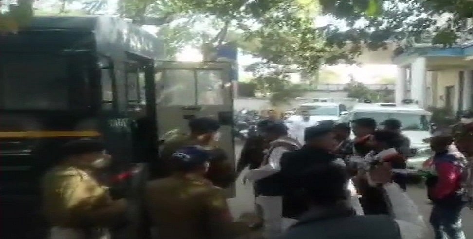 तेल की बढ़ती कीमतों के खिलाफ मध्य प्रदेश में प्रदर्शन के बीच पुलिस ने कांग्रेस नेता पीसी शर्मा को किया गिरफ्तार