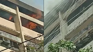 मुंबई: अंधेरी में एक इमारत में लगी आग, मौके पर फायर ब्रिगेड की 5 गाड़ियां, किसी के हताहत होने की खबर नहीं