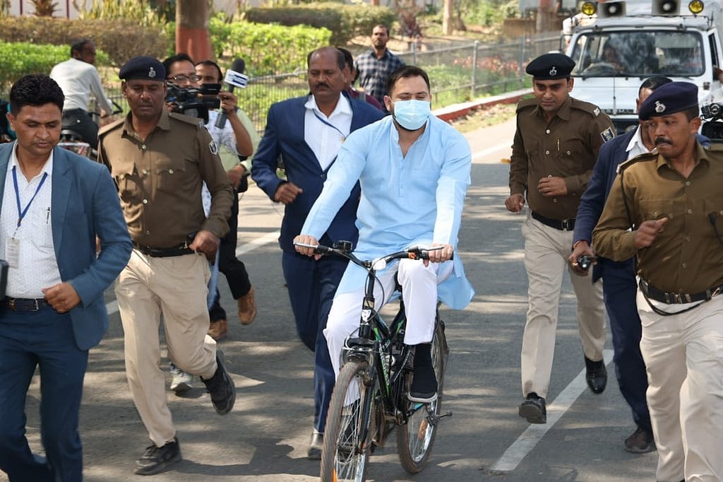 साइकिल चलाकर विधानसभा पहुंचे तेजस्वी, पेट्रोल-डीजल की बढ़ती कीमतों का किया विरोध