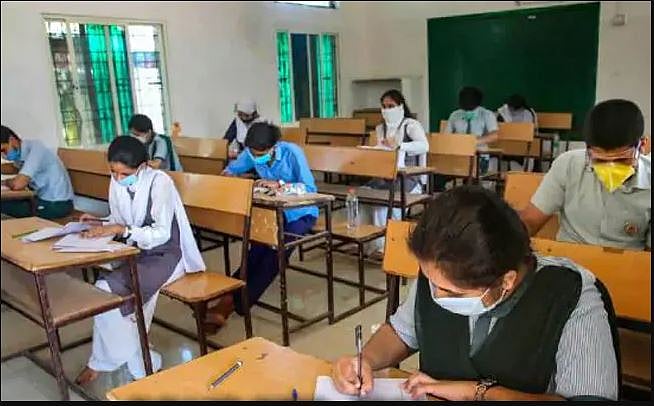 दसवीं बोर्ड के छात्रों को CBSE ने दी बड़ी राहत, परीक्षा के लिए घटाया सिलेबस