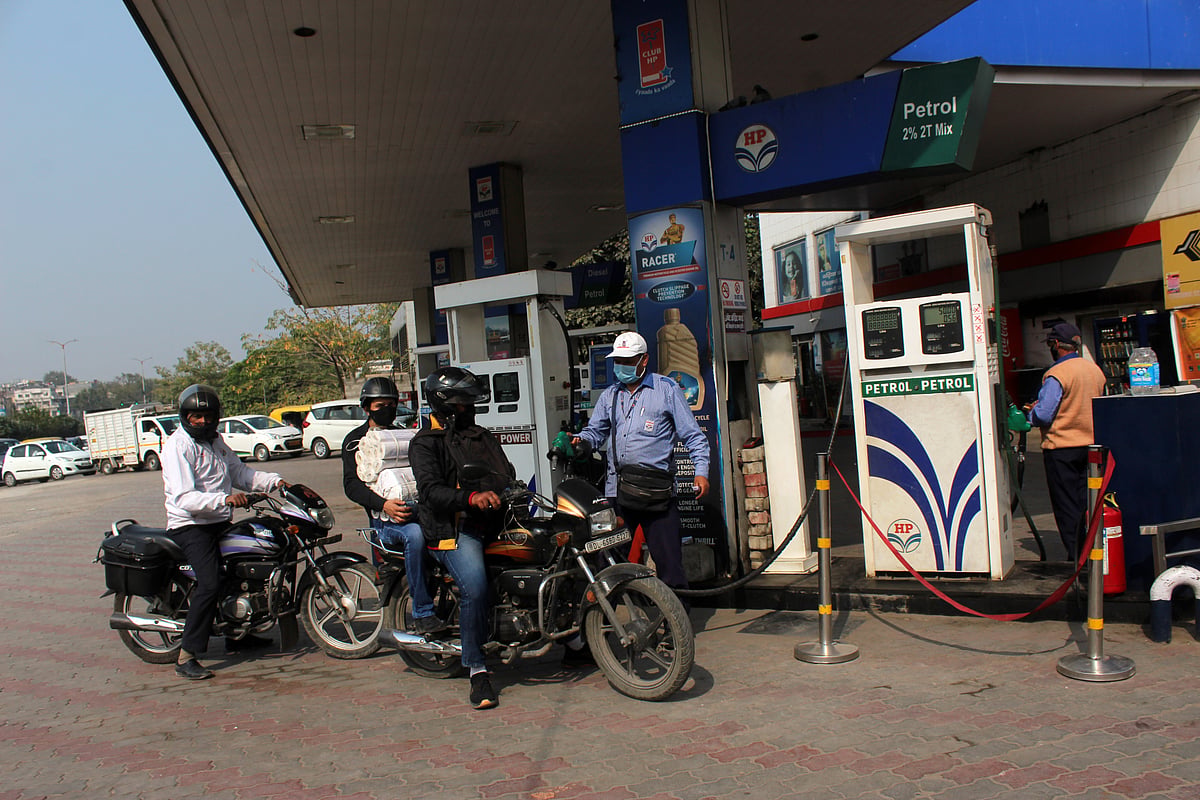 देश में लगातार 12वें दिन बढ़े तेल के दाम, दिल्ली में पेट्रोल 90 और मुंबई में 97 रुपये के पार, महंगाई का डोज कब तक?