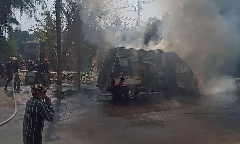 असम के गुवाहटी में चलती एम्बुलेंस में लगी आग, मरीज के साथ दो अन्य बाल-बाल बचे