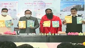 महाराष्ट्र सरकार से बाबा रामदेव को तगड़ा झटका, कोरोनिल बेचने की अनुमति देने से इनकार