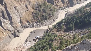 उत्तराखंड में हादसे के बाद ऋषिगंगा में बनी झील से जल निकासी शुरू, 166 लोग अभी भी लापता