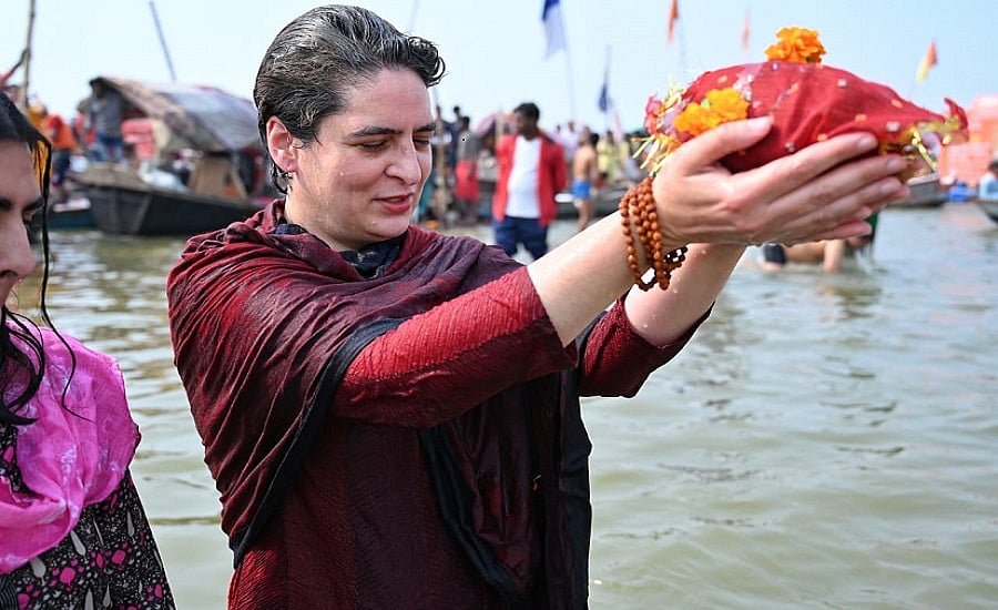 प्रयागराज में प्रियंका गांधी ने संगम में लगाई आस्था की डुबकी, आनंद भवन में पंडित नेहरू को दी श्रद्धांजलि