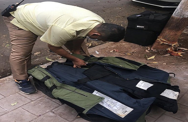 मुंबई में मुकेश अंबानी के घर के बाहर संदिग्ध कार मिलने से हड़कंप, जिलेटिन की छड़ें और कई नंबर प्लेट बरामद