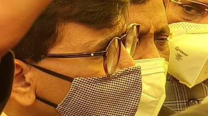 राकेश टिकैत से मिलने गाजीपुर बॉर्डर पहुंचे संजय राउत, कहा - आंखों में आंसू देख नहीं रह सके