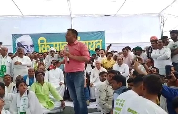 मीडिया के चेहरे से नकाब नोंच फेंका एक युवा पत्रकार ने, खुले मंच पर इस्तीफा देकर कहा- नहीं कर सकता पेशे से बेईमानी