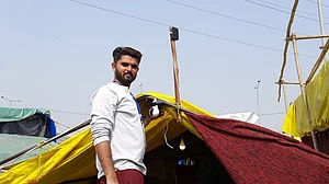 गाजीपुर बॉर्डर पर फोन और ट्रैक्टर की बैटरी हो रही चोरी, चोरों को पकड़ने के लिए किया गया ये उपाय