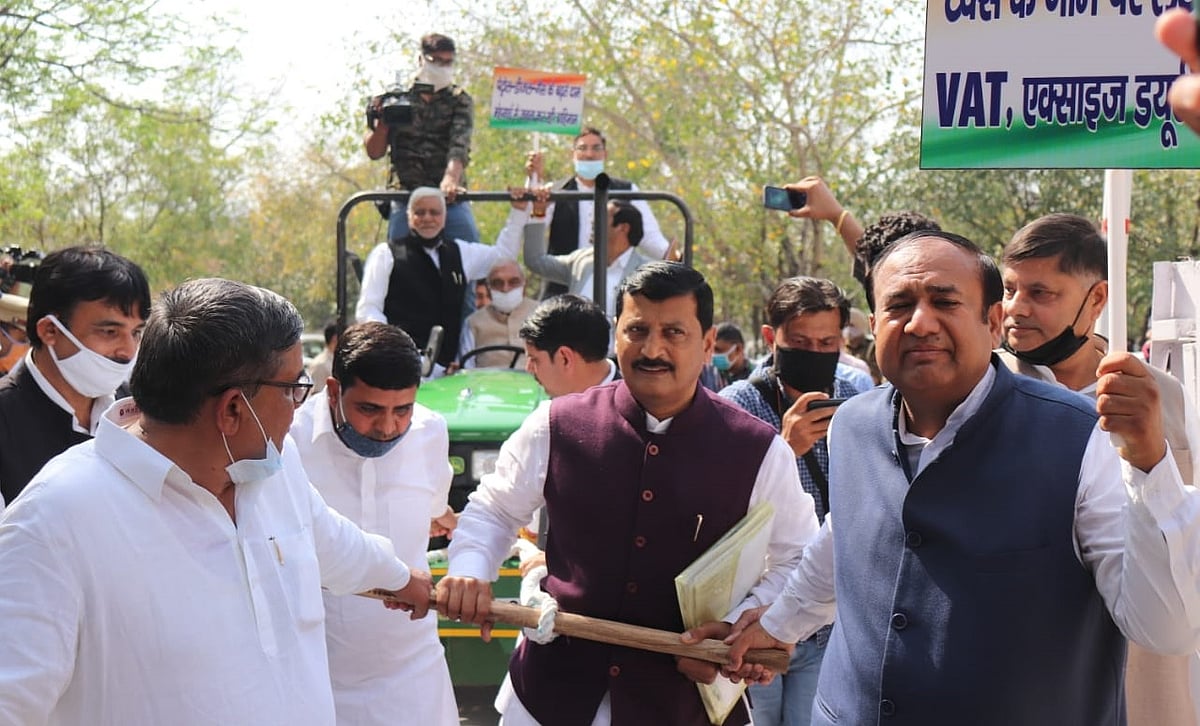 हरियाणाः महंगाई के खिलाफ कांग्रेस का हल्ला बोल, भूपेंद्र हुड्डा प्रदर्शन करते हुए ट्रैक्टर से विधानसभा पहुंचे