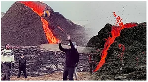 मौत को दावत! धधकते लावे के पास वॉलीबॉल खेलने लगे लोग, वीडियो देख दुनिया हुई हैरान