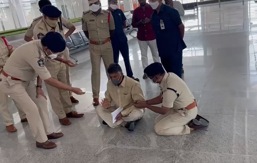 एयरपोर्ट पर हिरासत में लिए गए आंध्र के पूर्व CM चंद्रबाबू नायडू, पुलिस ने दिया सुरक्षा कारणों का हवाला
