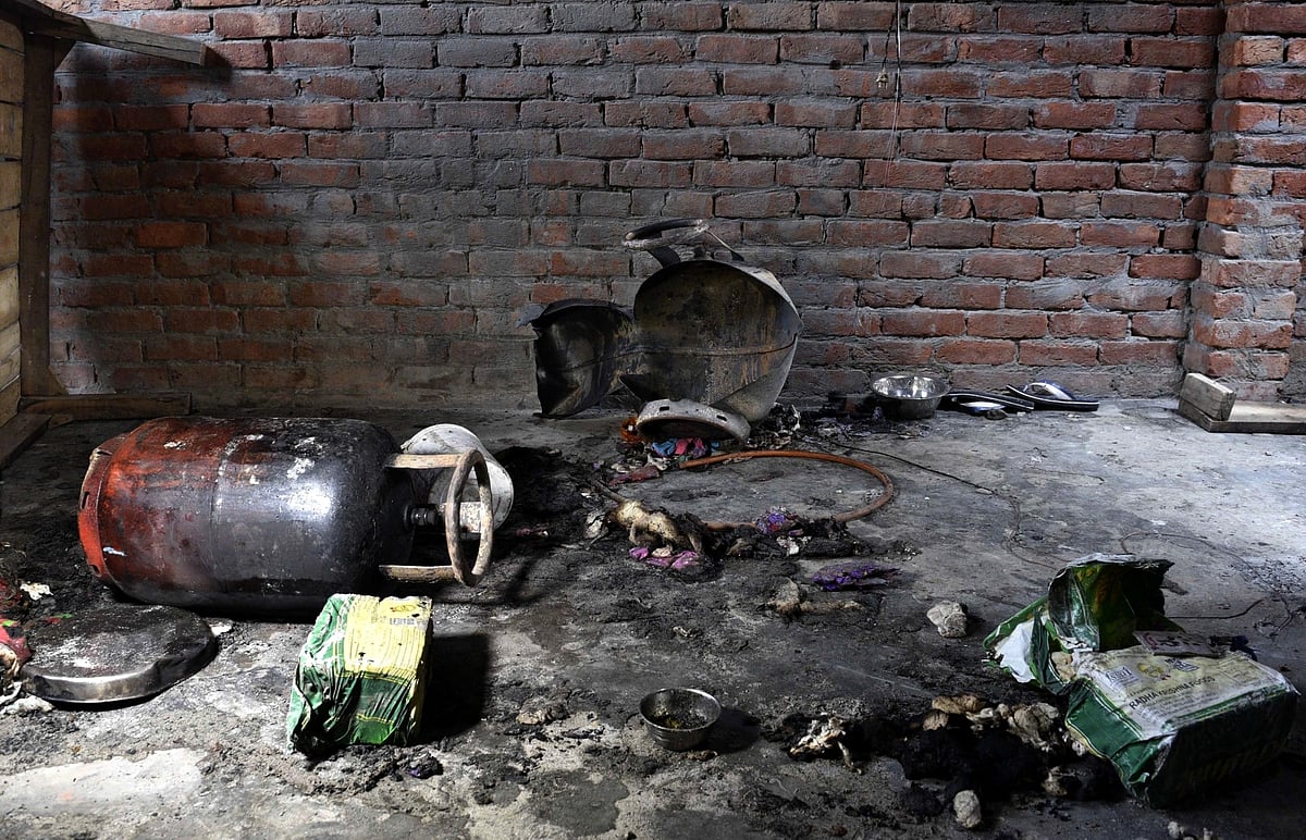 उत्तर प्रदेश के गोंडा में बड़ा हादसा, एक दुकान में रखे 18 रसोई गैस सिलेंडरों में धमाका
