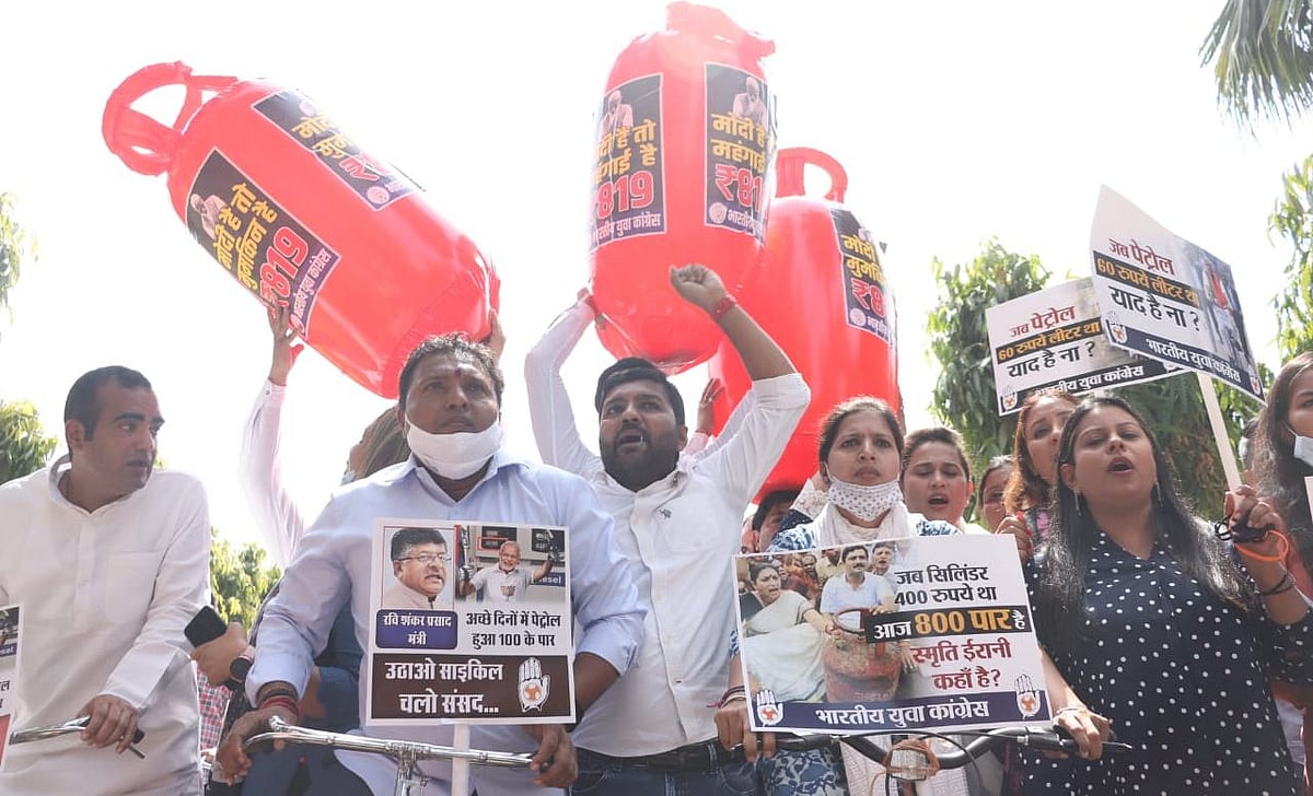 पेट्रोल-डीजल-गैस की कीमतों के खिलाफ यूथ कांग्रेस का प्रदर्शन, केंद्रीय मंत्रियों के घर साइकिल लेकर पहुंचे