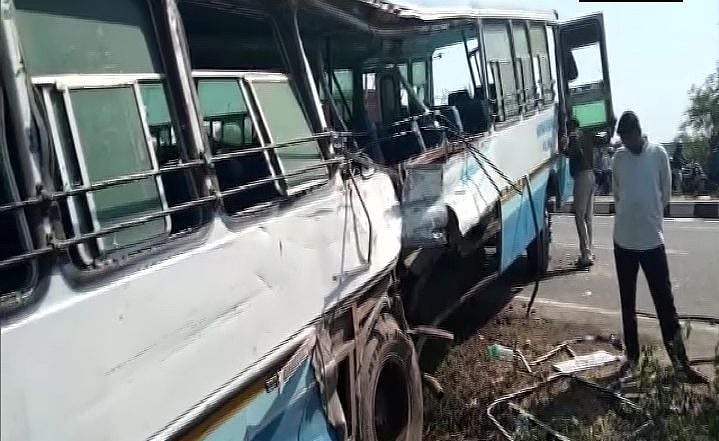 उत्तर प्रदेशः अलीगढ़ में आमने-सामने  से दो बसों की भिड़ंत, चार लोगों की मौके पर ही मौत, दर्जनों घायल