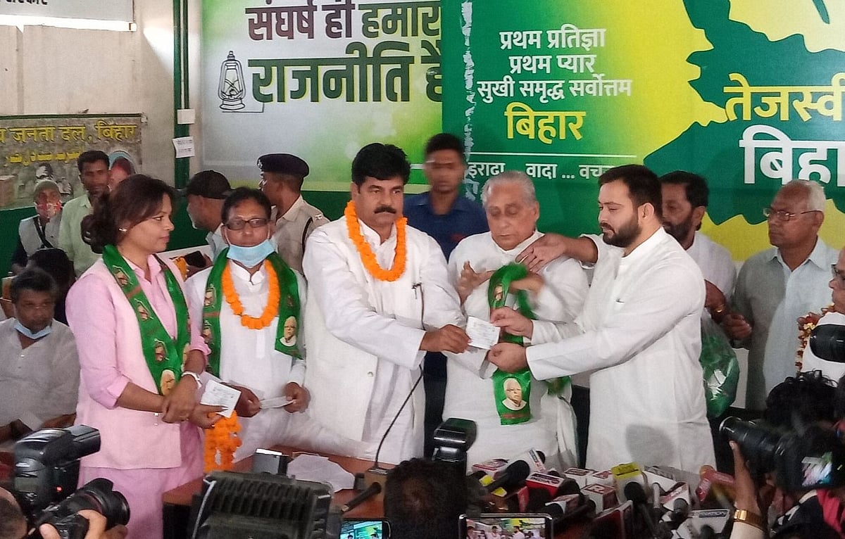 बिहारः JDU में विलय से पहले उपेंद्र कुशवाहा को बड़ा झटका, पार्टी नेताओं ने आरजेडी में कर दिया RLSP का विलय